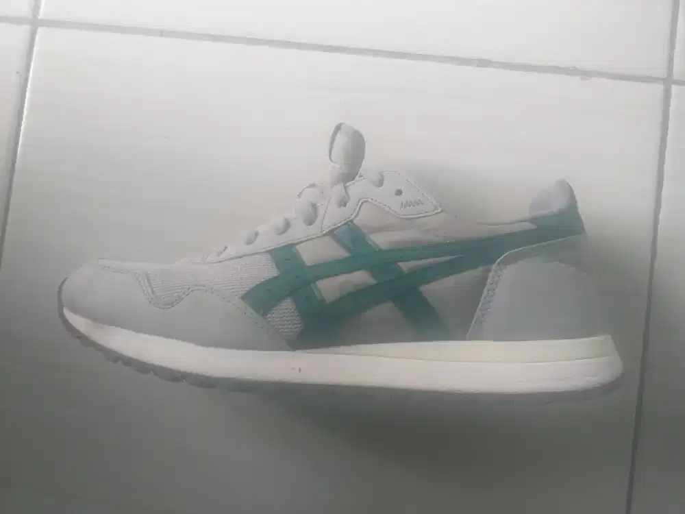 Sepatu merk asic original ukuran 41 42