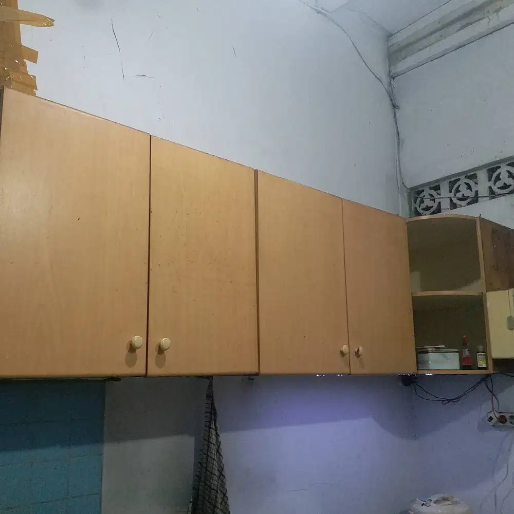 Lemari dapur kayu cokelat muda