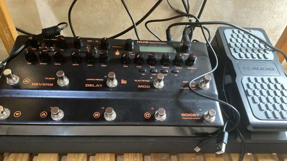 NUX TRIDENT PLUS PEDAL EXPRESION DAN PEDAL BOARAD GIGBAG