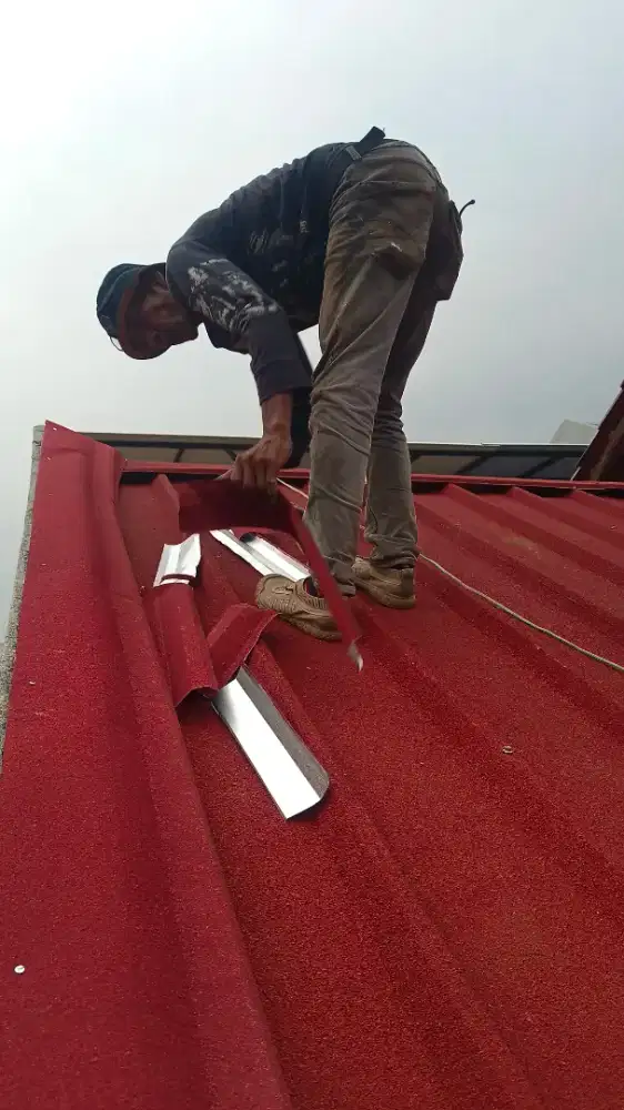 Perbaikan atap bocor, renovasi atap, pasang kanopi, pasang plafon pvc