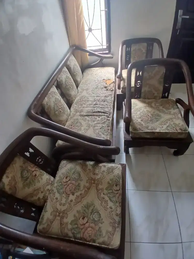 Kursi ruang tamu set minus meja. Bahan kayu jepara kokoh dan berat.