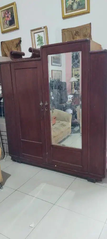 Lemari jati kuno