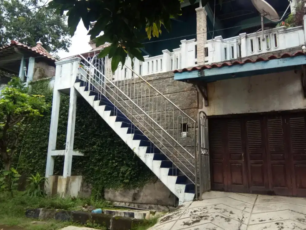 Rumah 2 Lantai & Lahan Luas di Karonsih Ngaliyan – View Kota Semarang, Bebas Banjir, Muat Banyak Mobil