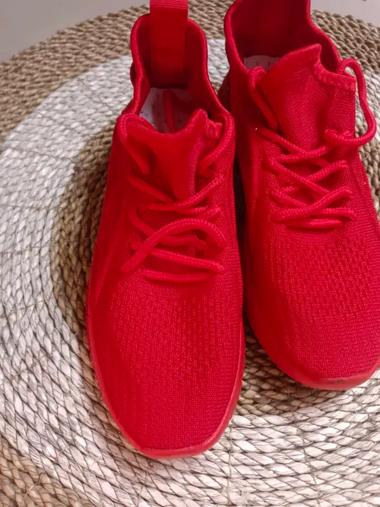 Sepatu sneakers black friday