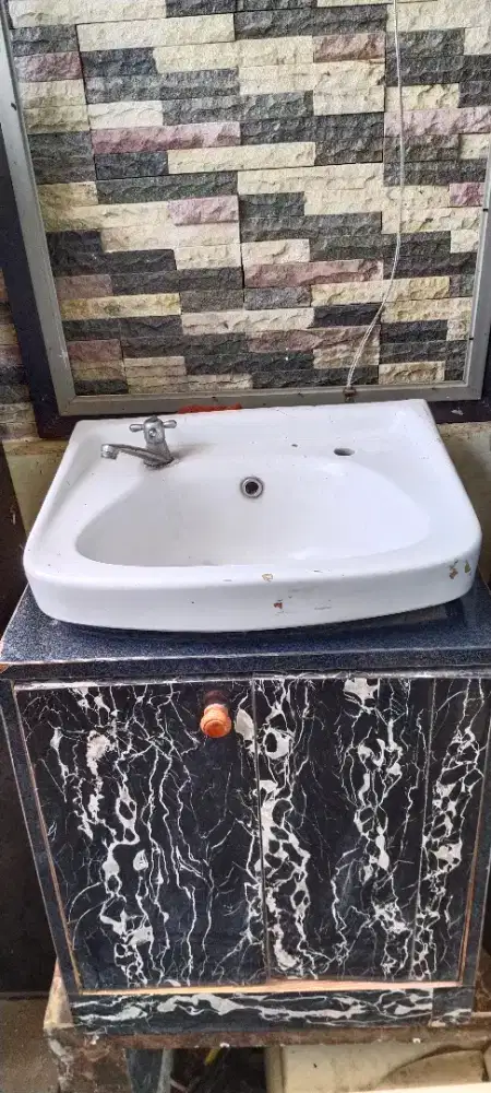 Lemari wastafel bekas