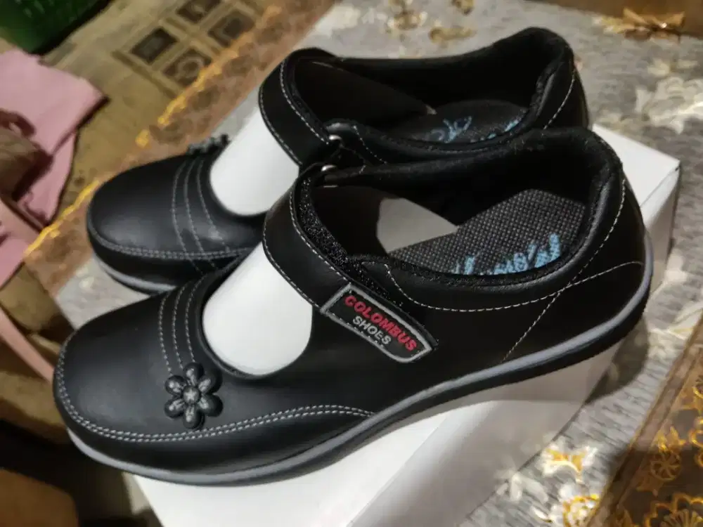Sepatu sekolah baru