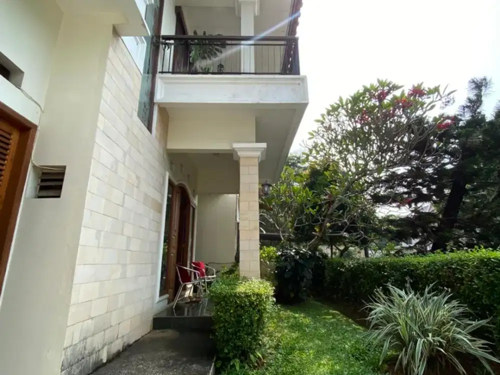 Rumah Terawat  dengan Taman Belakang di Komplek Elit Villa Cinere Mas