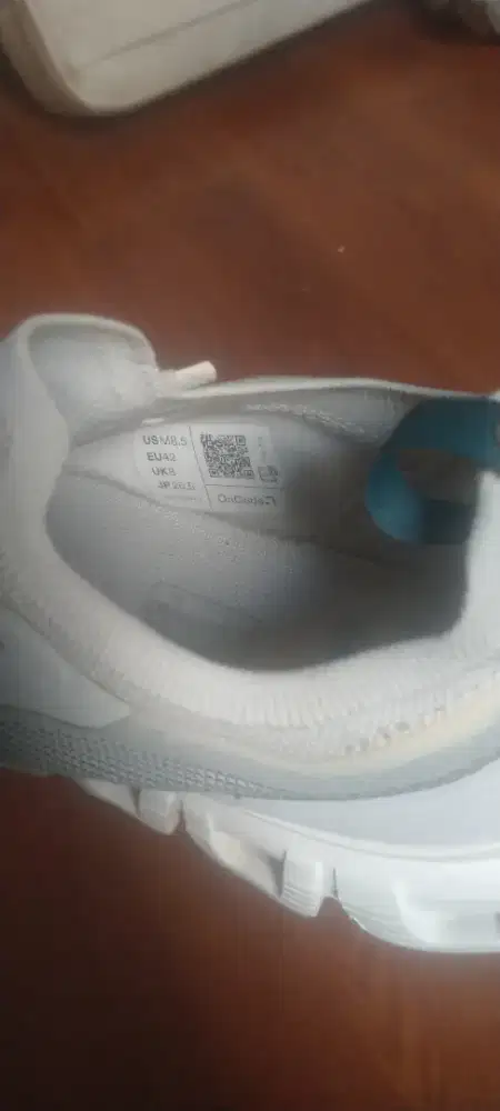 Sepatu Oncloud 6 versa
