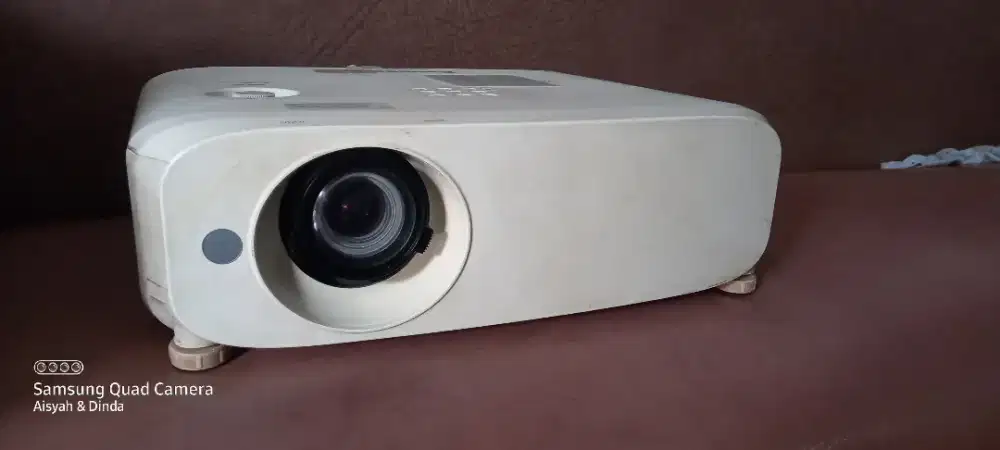 Jual proyektor panasonic PT - VT600