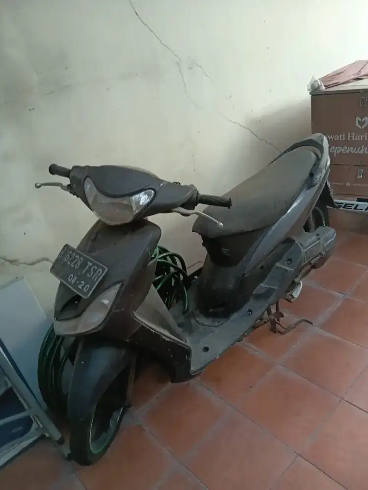 Di jual motor warna abu-abu