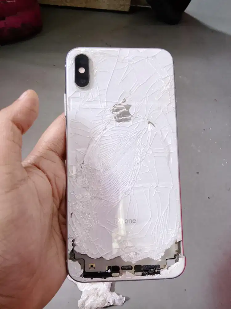 Iphone xsmax 64gb minus abis jatoh . siap reset di tempat