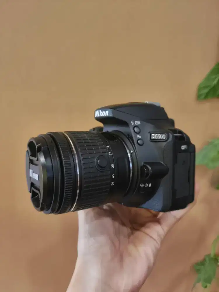 Kamera DSLR Nikon D5500 Kit 18-55mm DX . Mulus Seperti Baru