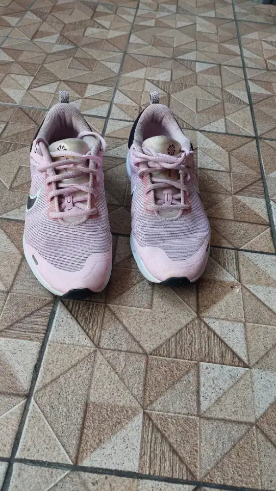 Dijual sepatu running nike women size 37,5