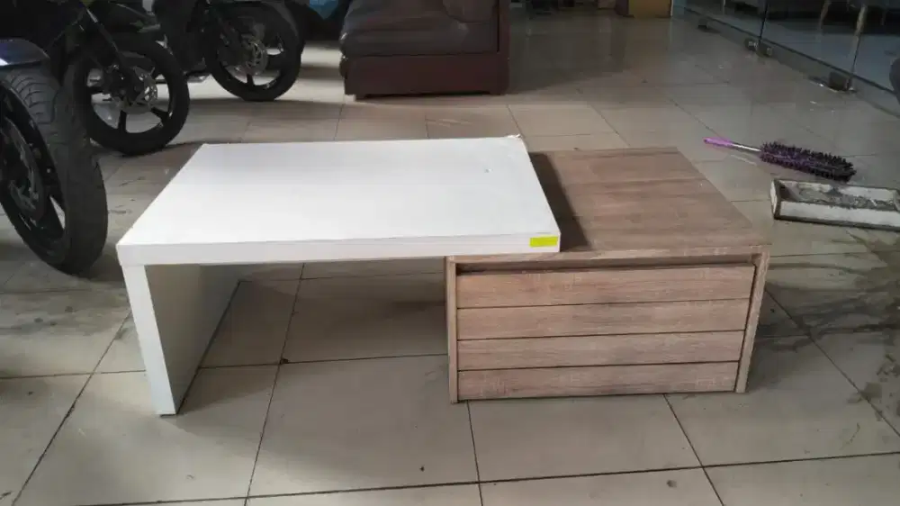Meja tamu coffee table pake laci