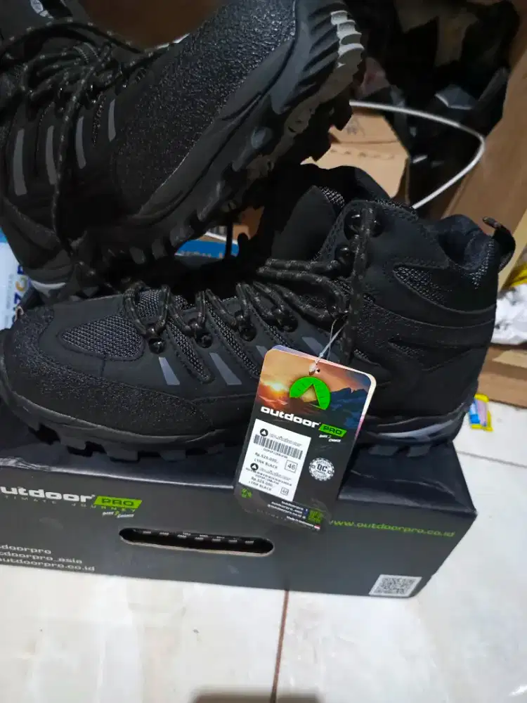 Sepatu outdoor pro