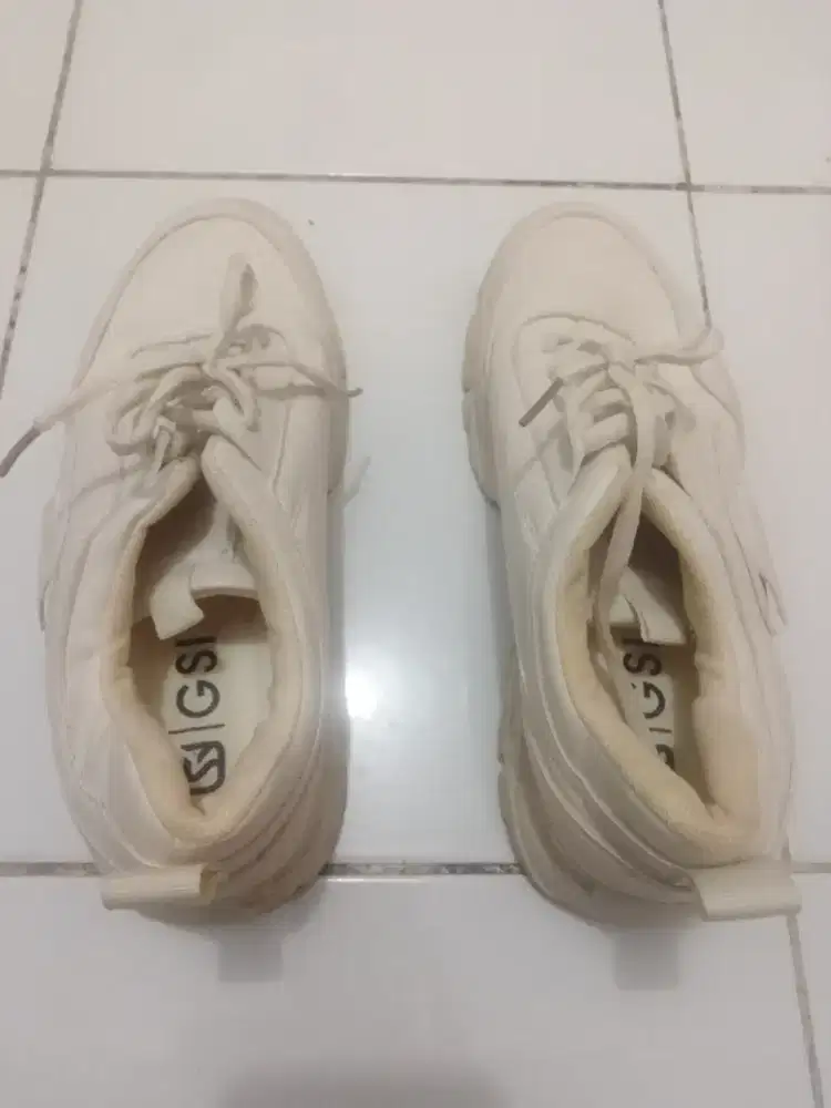 Sepatu warna putih no 40