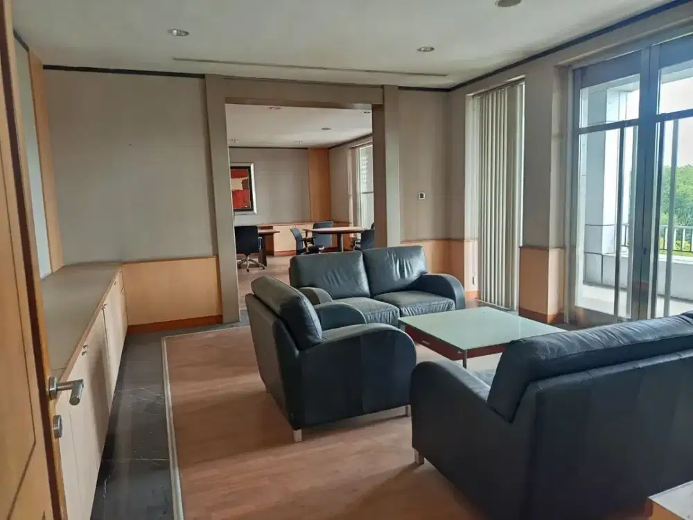 GEDUNG 3LANTAI SIAP HUNI COCOK UNTUK KANTOR , BIMBEL, LINGKUNGAN NYAMAN ASRI DKT TOL BUAH BATU, DI BATUNUNGGAL, BUAH BATU