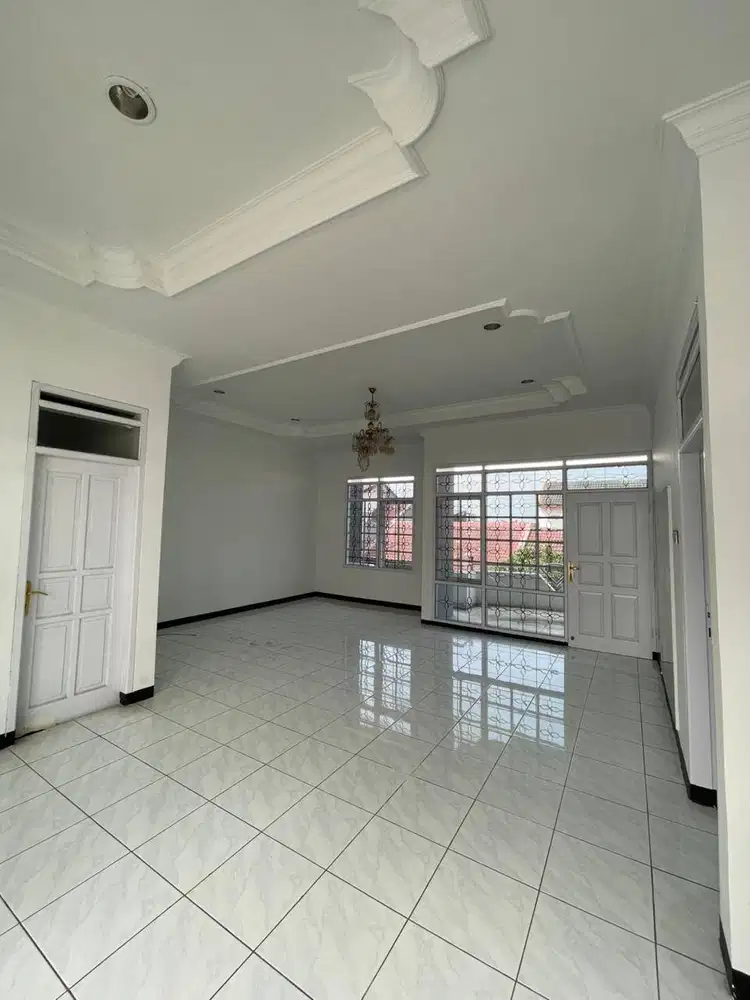Dijual Rumah 2 Lantai Luas di Taman Kopo Indah 2, Patung Kuda