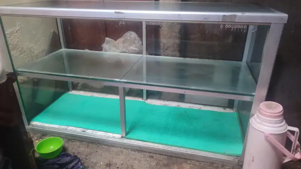 Etalase Kaca Aluminium Custom Tebal 1,2 M - 2 Tingkat (Bekas 1 Tahun)