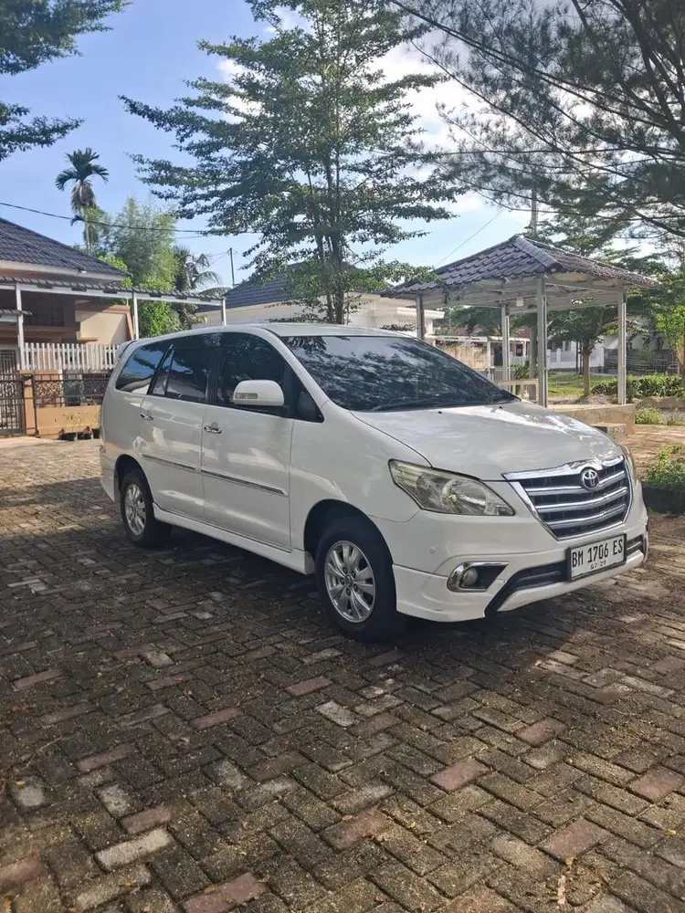 Innova V 2.0 AT Luxury 2014
