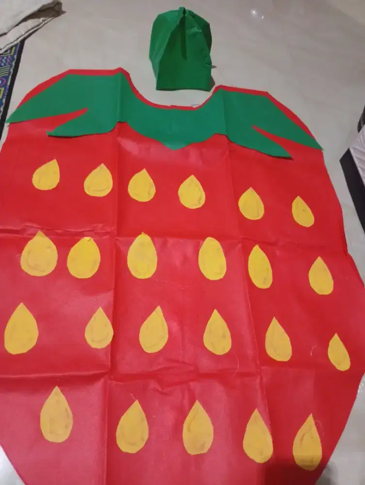 Kostum buah stroberi