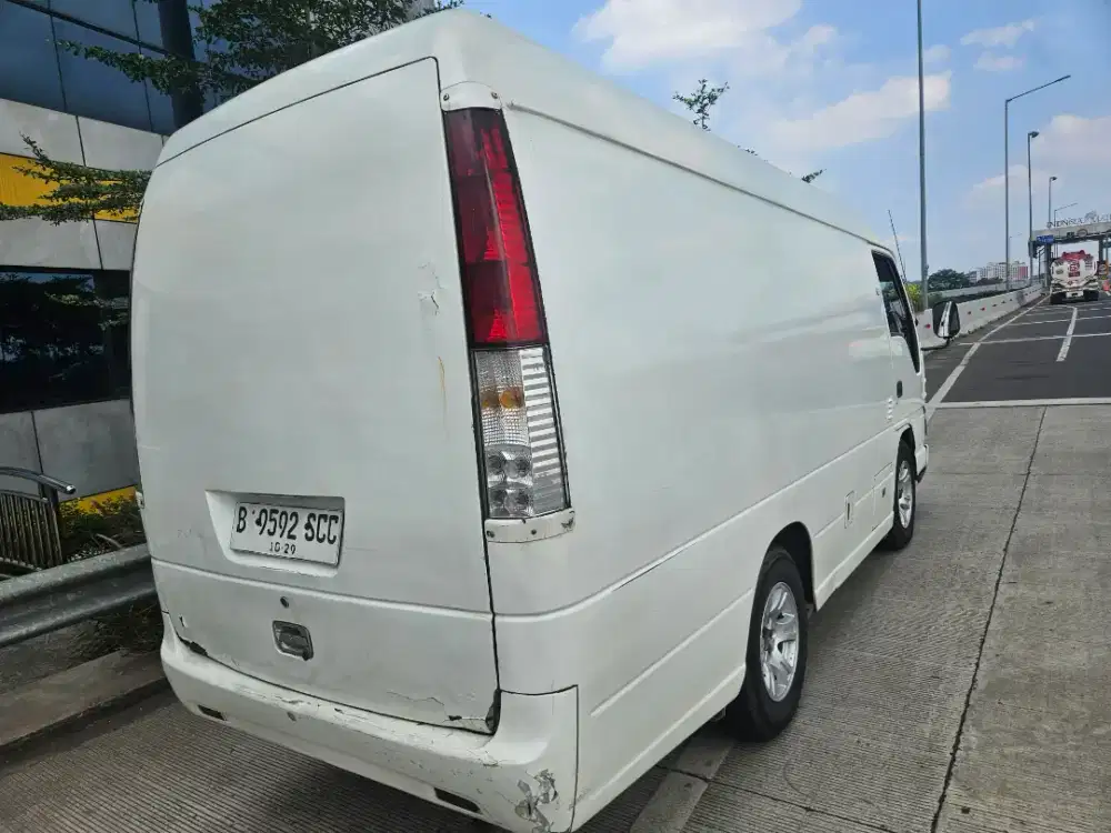 Isuzu elf blind van