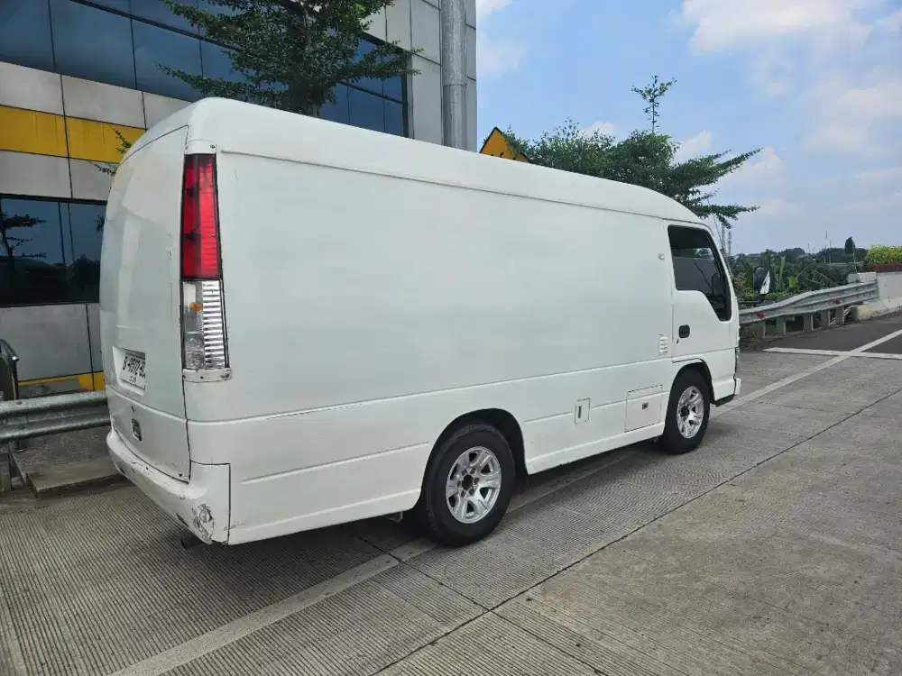 Isuzu elf blind van