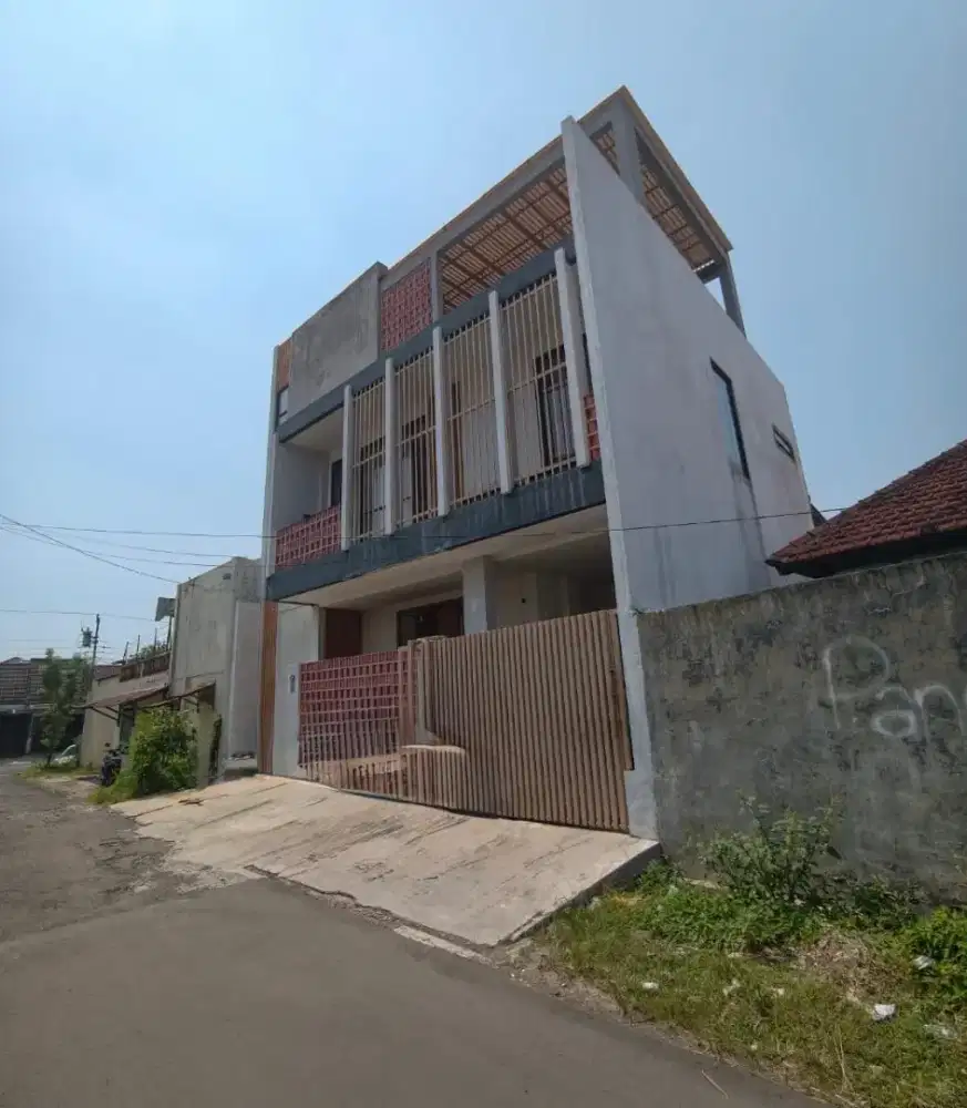 RUMAH 3 LANTAI SIAP HUNI DI TENGAH KOTA SEMARANG