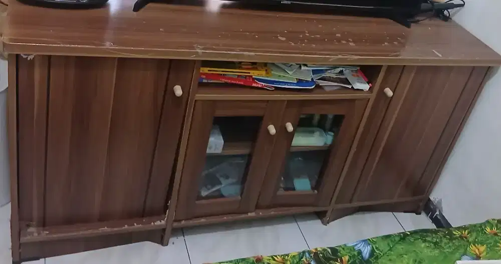 Buffet / lemari TV ada kaca nya