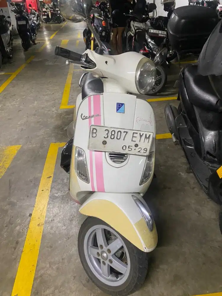 Vespa Piaggio Putih LX150