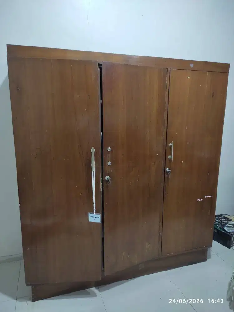 Lemari jati tahun 1970 an murah sekali
