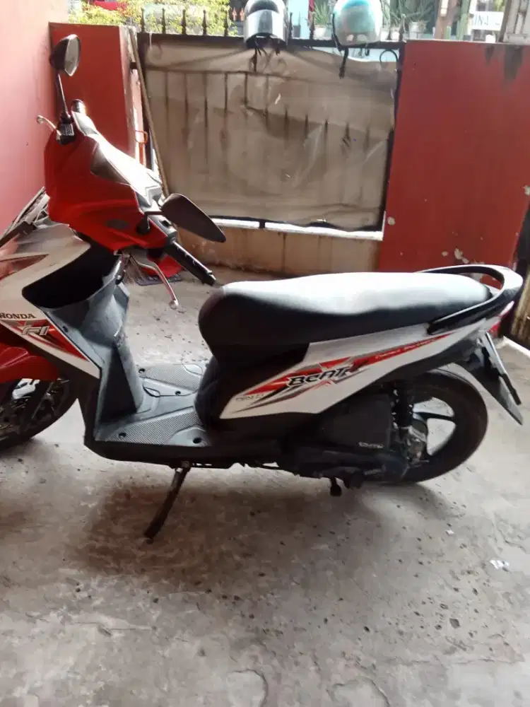 Motor Honda beat merah putih hitam