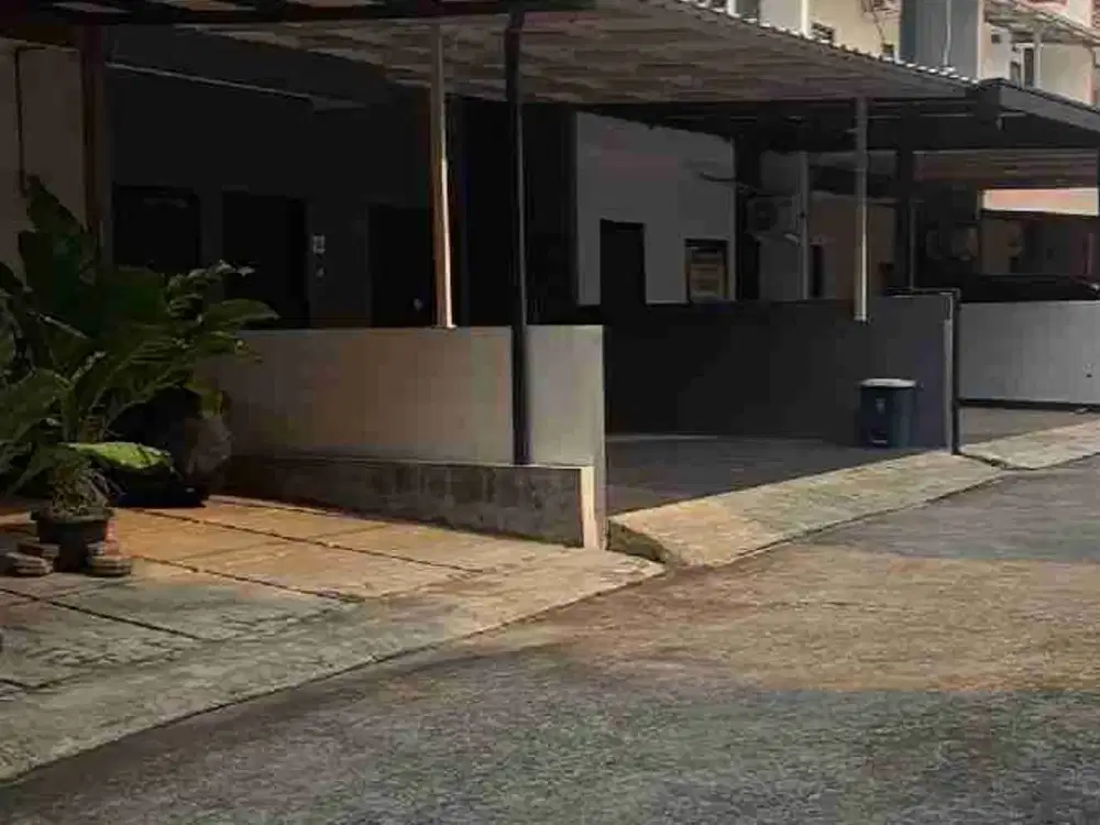 Rumah 2 lantai, dipinggir jalan raya.