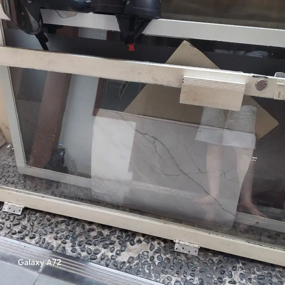 Pintu kaca aluminium, 2 buah