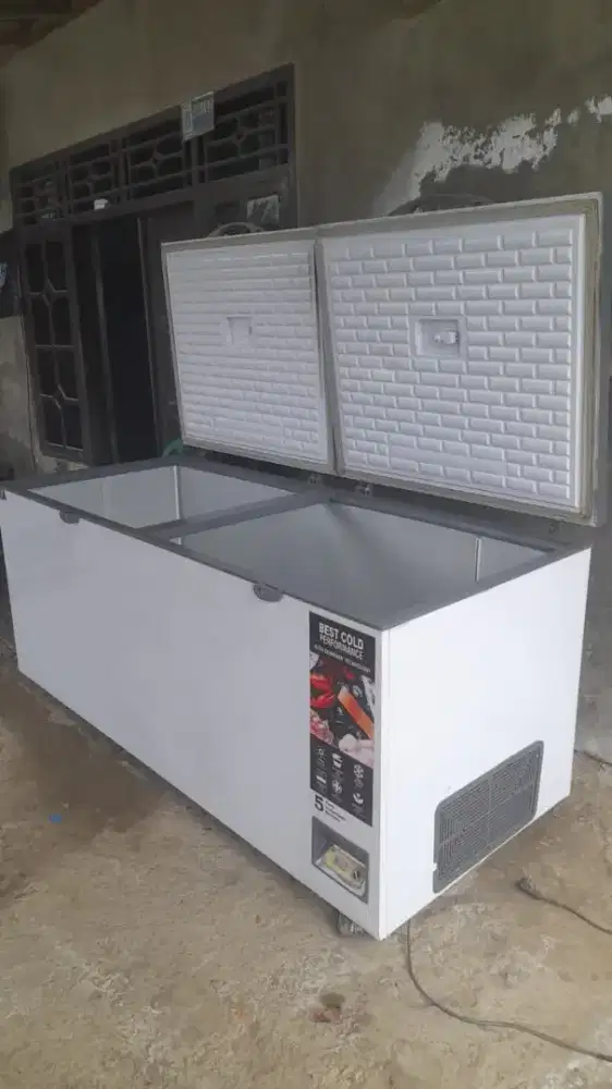 Freezer box kapasitas 600L merk gea normal