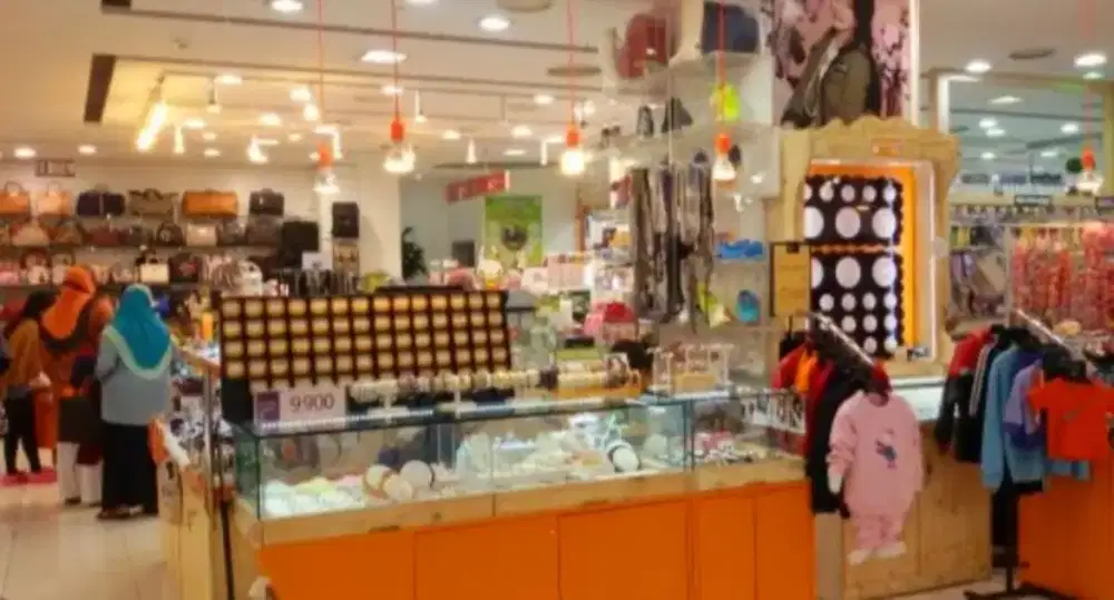 Outlet crew dan staff admin