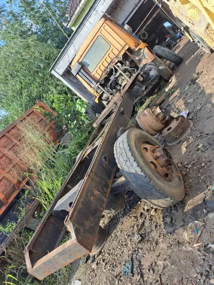 Dumptruk mitsubishi fuso 220ps ganjo 2014