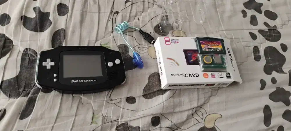 Gameboy Advance + Kartridge Narnia & SuperCard MiniSD + Worm Light
