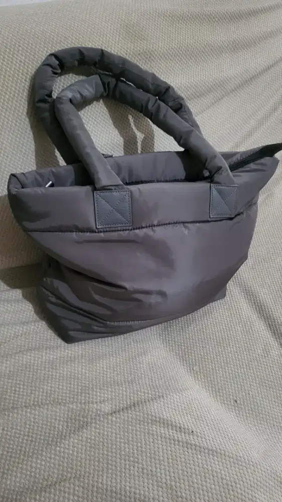 Tas IOPE Nylon Puffer Tote Bag Abu-Abu | Ringan & Muat Banyak