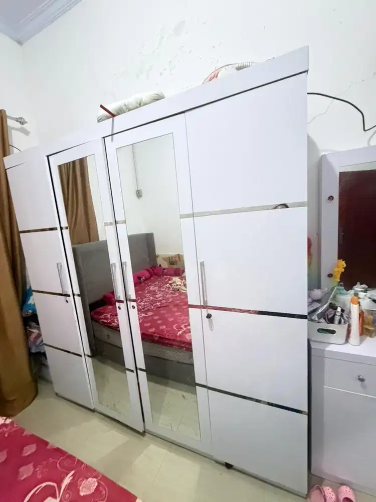 Dijual lemari pakaian 4 pintu