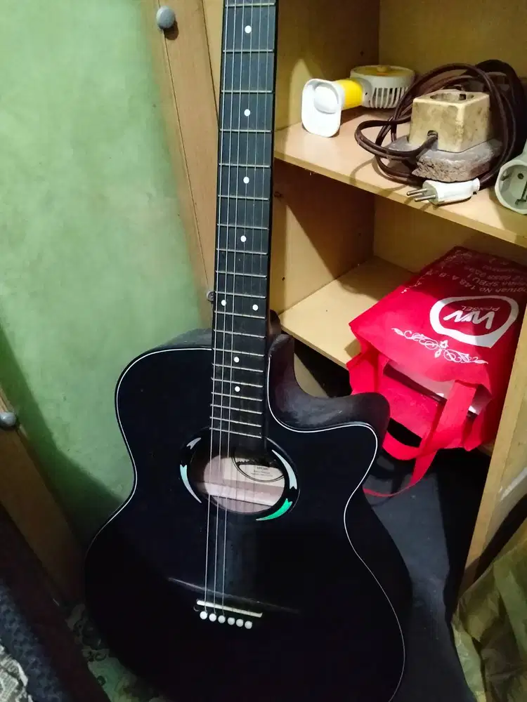 Dijual gitar plus tas nya harga 150rb