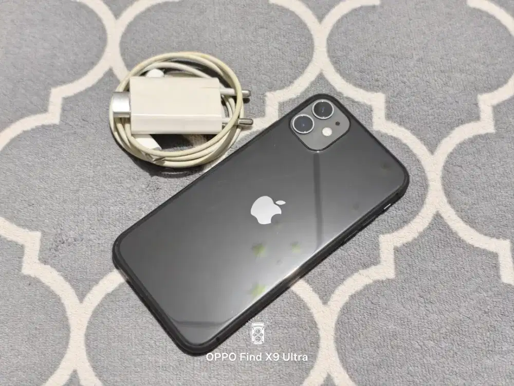 iPhone 11 64GB ex iBox (Hp dan Charger)