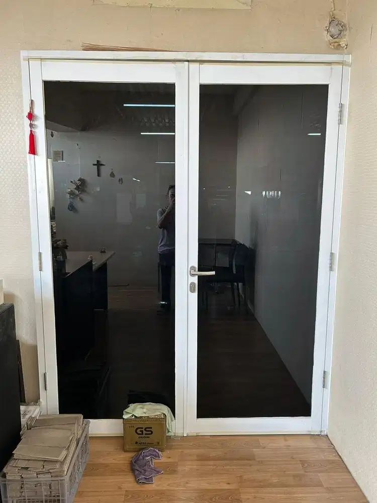 Pintu kaca almunium