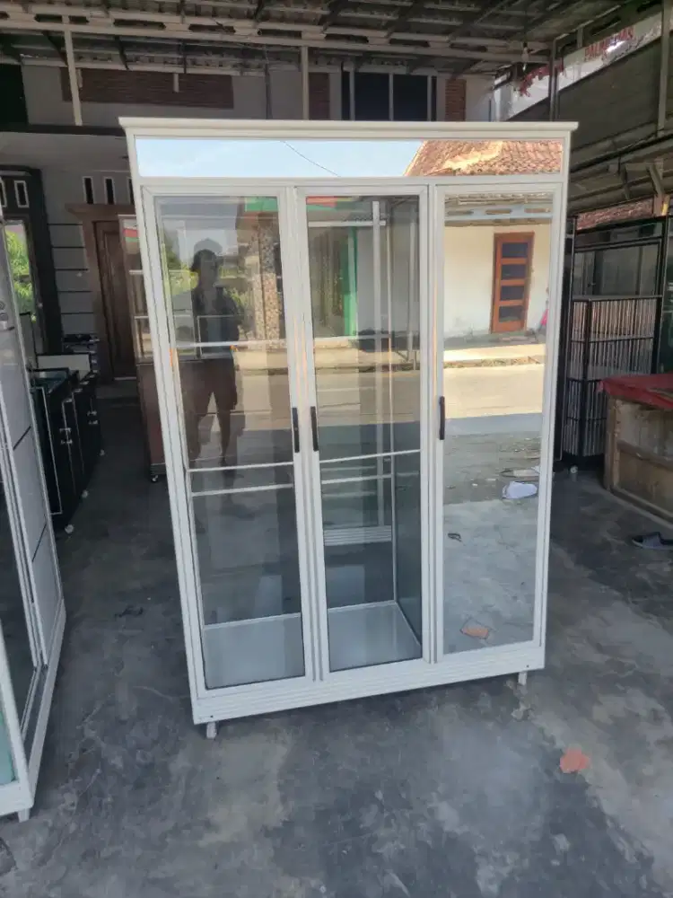 Lemari pakaian aluminium