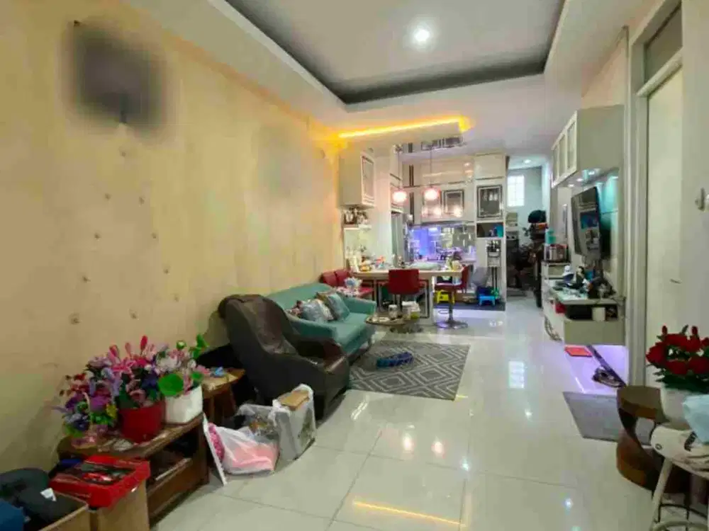 rumah terawat dengan 5 kamar tidur di Taman Holis Indah