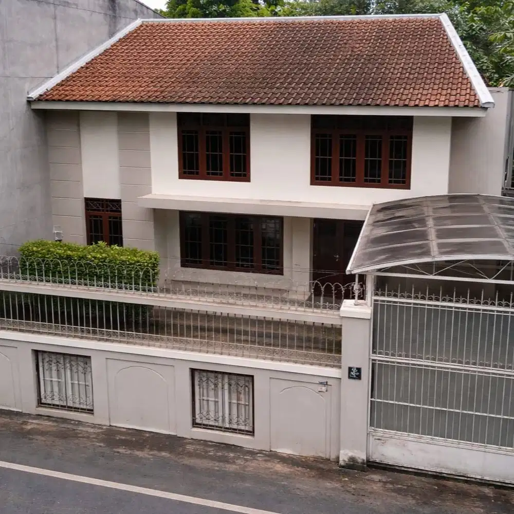 Rumah Bagus, Terawat 2 Lantai di Lokasi Strategis, Pinggir Jalan Utama