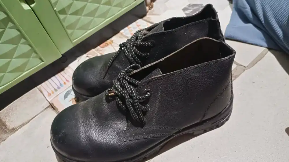 Sepatu pabrik hitam