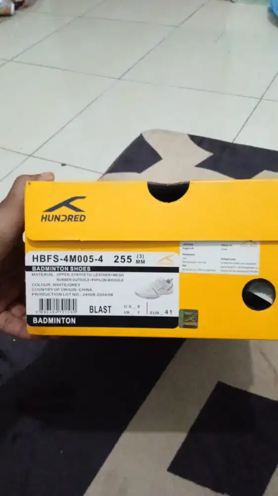 Sepatu badminton merk hundred