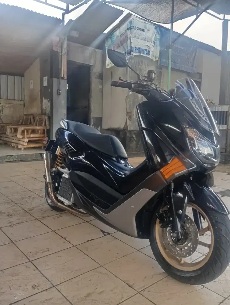 Dijual motor Yamaha Nmax Hitam Tahun 2019 pemakaian 2020 glosy non abs