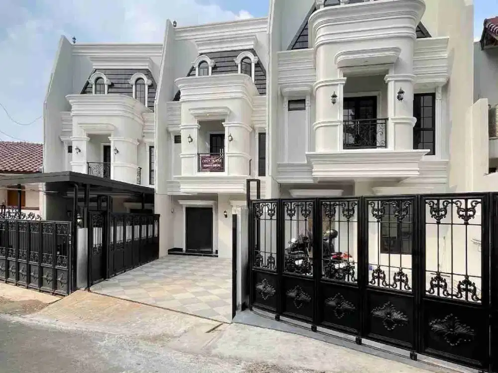 Rumah Mewah Halaman Luas Double Rooftop Dijakarta Selatan